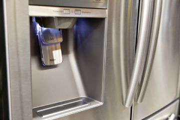 Refrigerator Dispensing Water