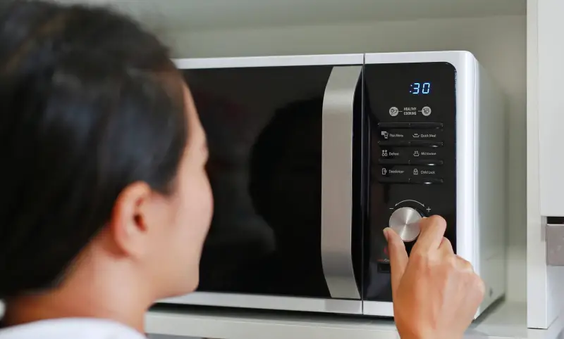 10 Things that Should Never Go in Your Microwave