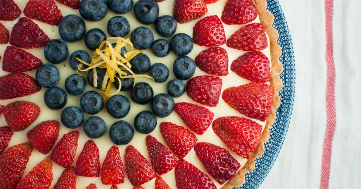 Pie with strawberries and blueberries